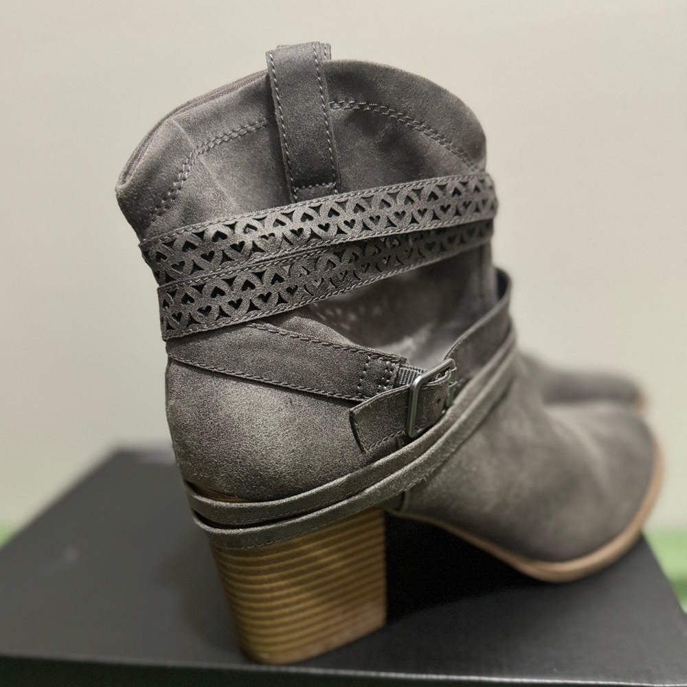 Grey CowGirl Boots 
Size 10